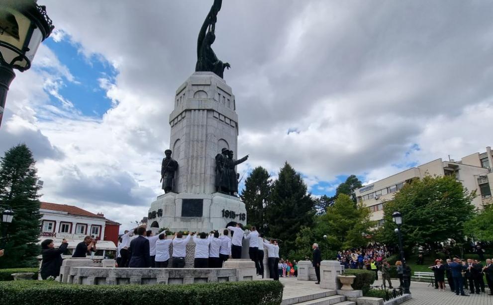 Хванаха двама рецидивисти да танцуват върху паметник във Велико Търново.