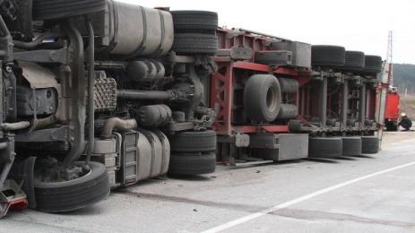 обърнат камион