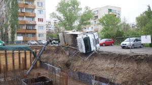 Камион с кран  доставящ арматура се обърна до строеж в квартал  Левски в