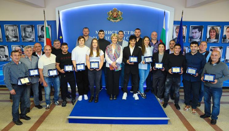 Министър Лечева борба - Най-добрите български борци и техните треньори получиха награди от спортния министър