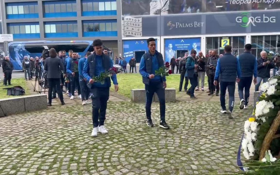 Футболистите на Левски - Пламен Андреев и Андриан Краев поднесоха