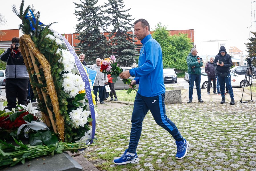 Поднасяне на цветя пред паметника на Гунди1