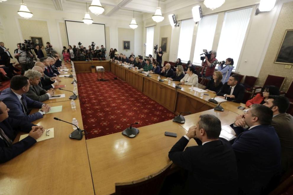 Продължават опитите за съставяне на правителство. ГЕРБ-СДС и БСП седнаха