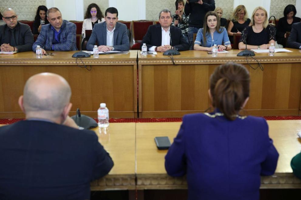 Представители на парламентарните групи на ГЕРБ-СДС и на Има такъв