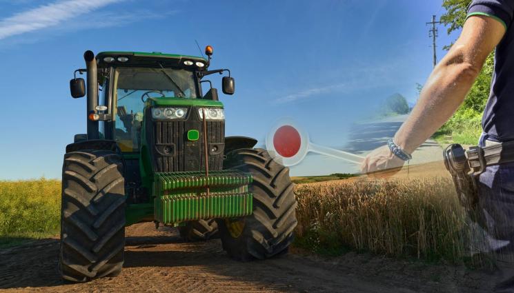 трактор полиция - СЪДИРАТ ГИ: КАТ спуква от глоби трактористите, винят ги, че газят забрана!