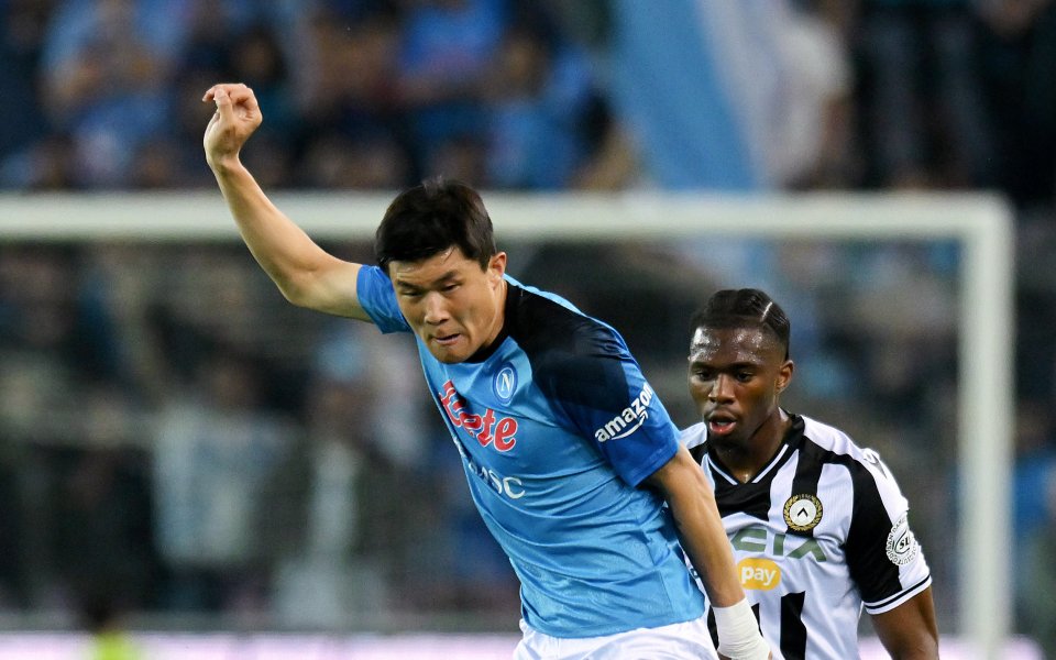 Манчестър Юнайтед е готов да предложи сериозна заплата на защитника