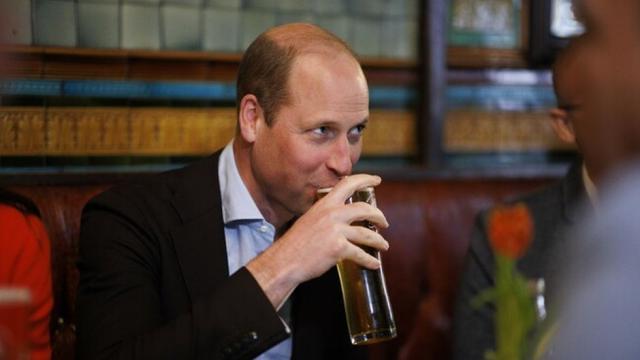 Уилям и Кейт посетиха лондонски пъб преди коронацията на крал Чарлз Трети (ВИДЕО)