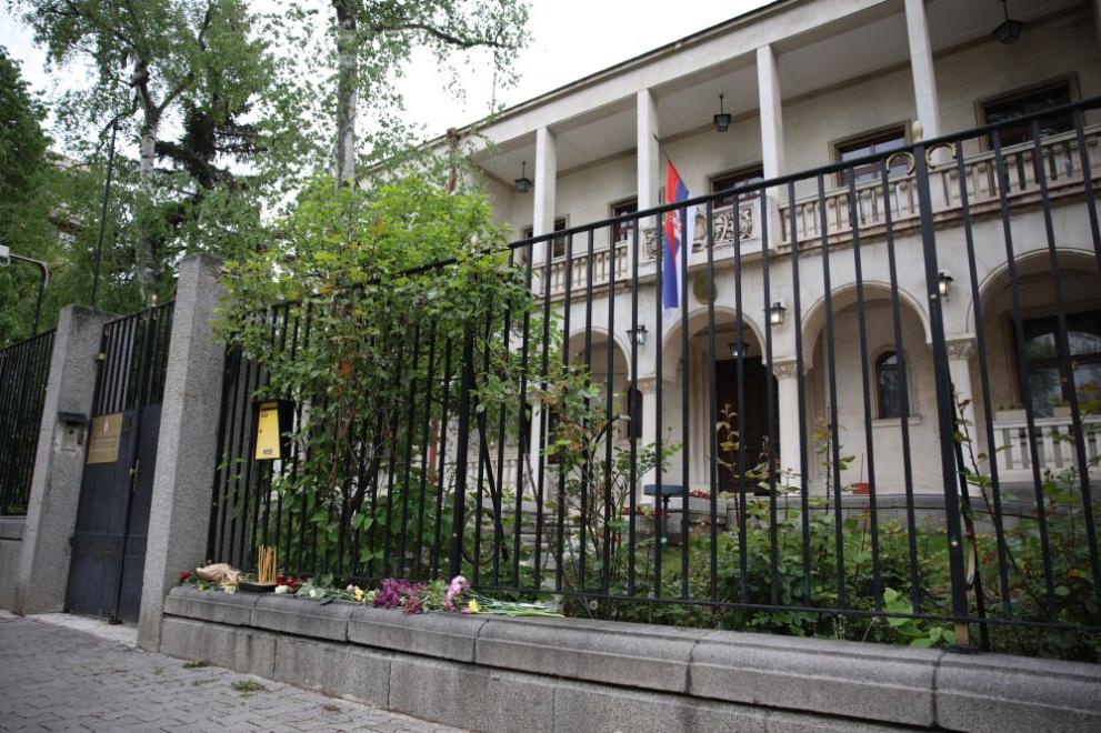  цветя жертви сърбия посолство 