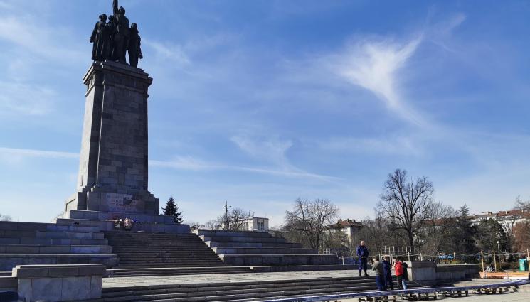 паметник на Съветската армия - СЛЕД КАТО ОГРАДИХА ПАМЕТНИКА: Оценяват фигурите на МОЧА