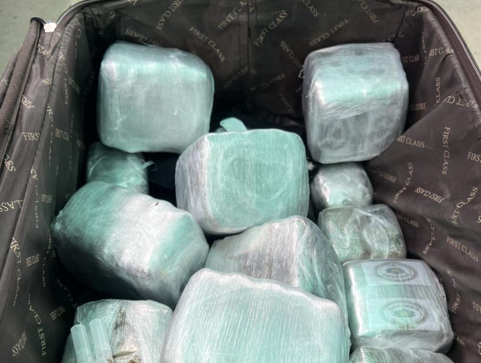 Задържани са 10 кг канабис, намерени в багажа на български