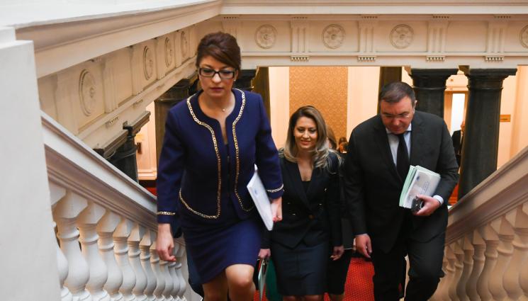 Десислава Атанасова - КРАЙ НА ПОЛИТИЧЕСКАТА КАРИЕРА: Десислава Атанасова излиза от ГЕРБ