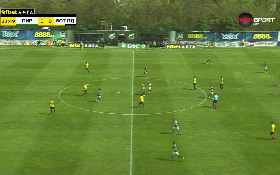 Виктор Генев си изкара девети жълт картон срещу Пирин Благоевград,