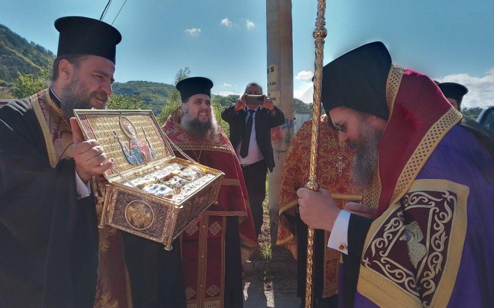 Чудотворната десница на Св. Георги Победоносец пристигна в Перник. Множество