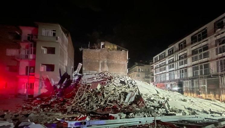 а - 3 месеца след разрушителните земетресения: Четириетажна жилищна сграда се срути