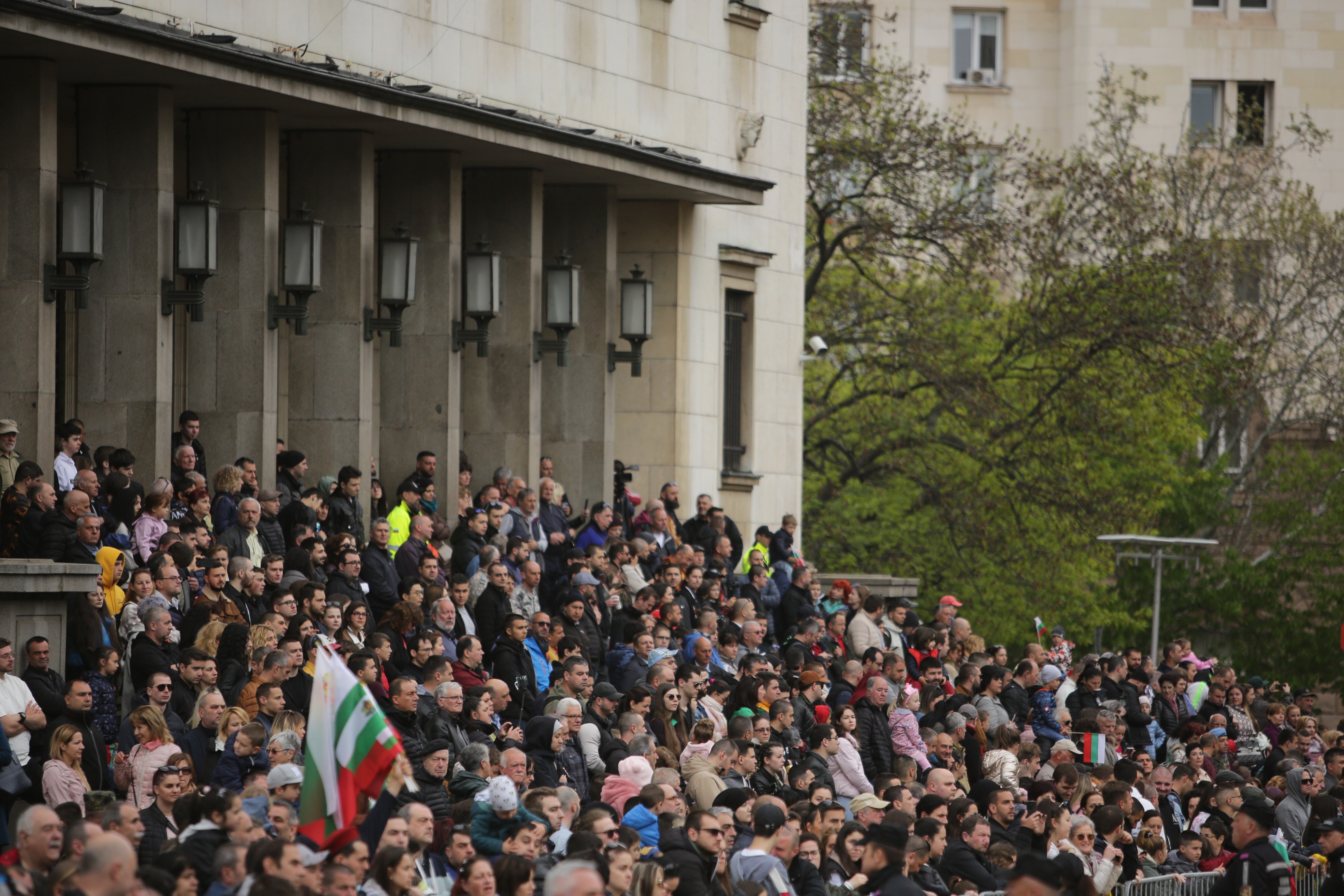 <p>Денят на храбростта и празник на Българската армия се отбелязва с водосвет на бойните знамена и знамената светини, и военен парад.</p>