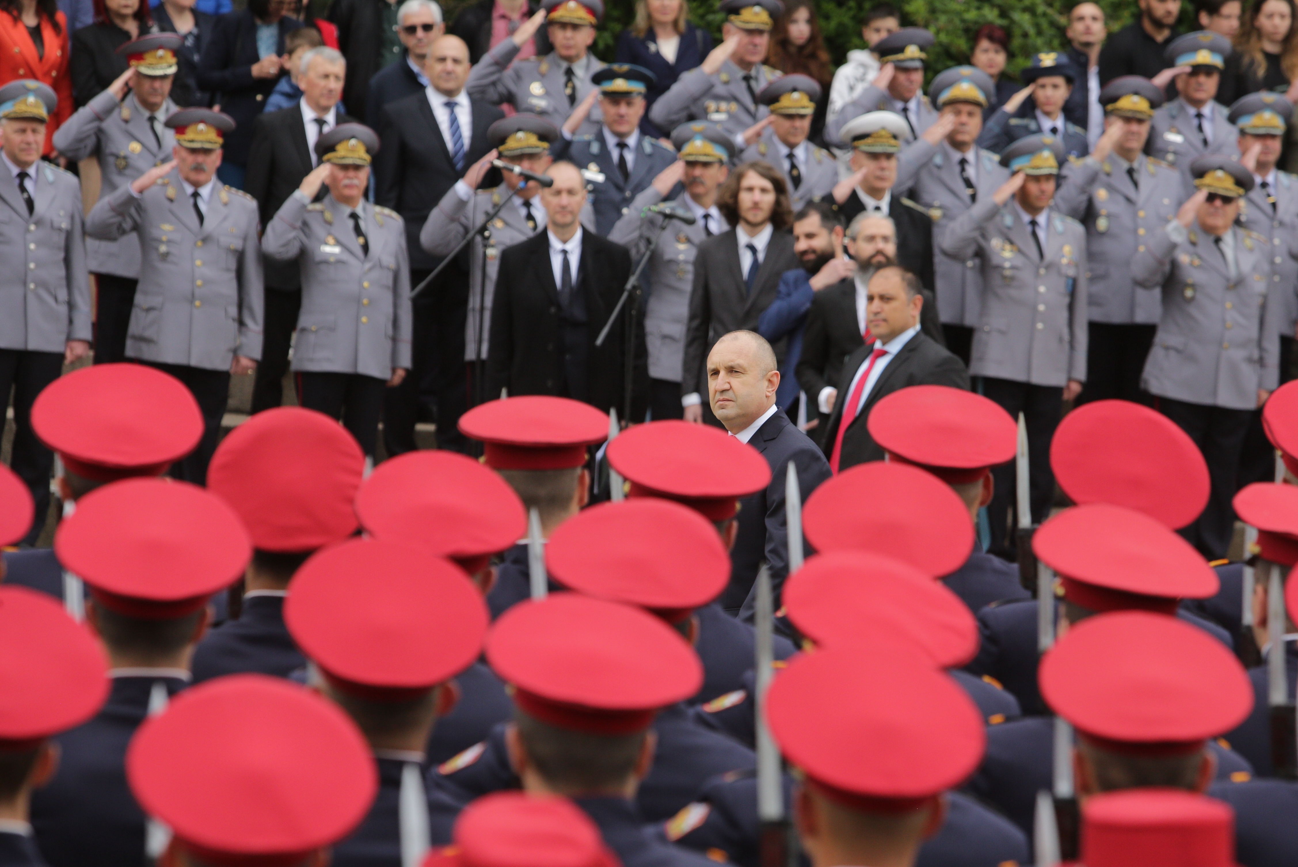 <p>Денят на храбростта и празник на Българската армия се отбелязва с водосвет на бойните знамена и знамената светини, и военен парад.</p>