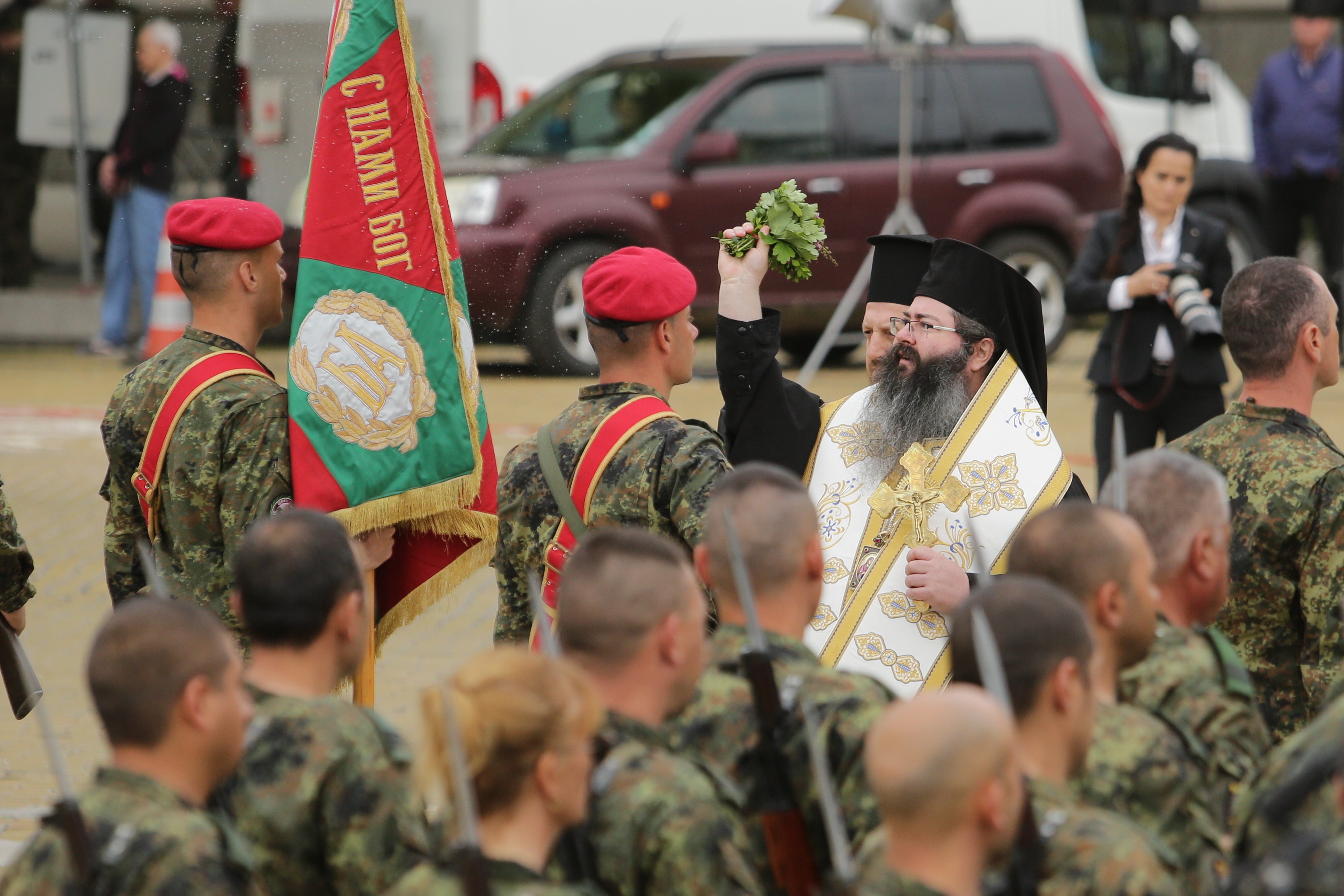 <p>Денят на храбростта и празник на Българската армия се отбелязва с водосвет на бойните знамена и знамената светини, и военен парад.</p>