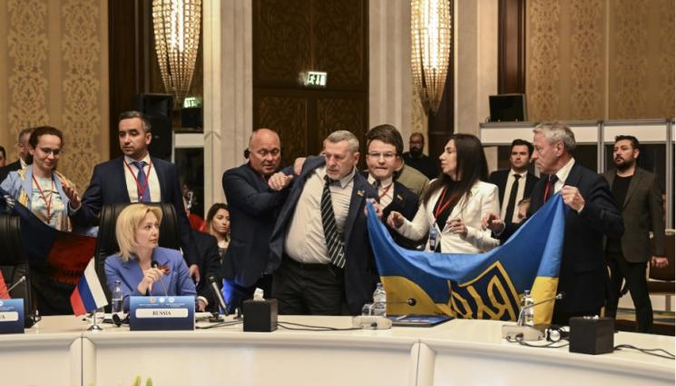 бой - НЯМА ПРОШКА: Жестоко меле между украински и руски делегати (ВИДЕО)