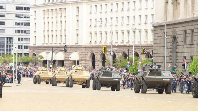 Парадът за 6 май се завърна с пълна сила след 3-годишна пауза, какви способности показа армията (ГАЛЕРИЯ)