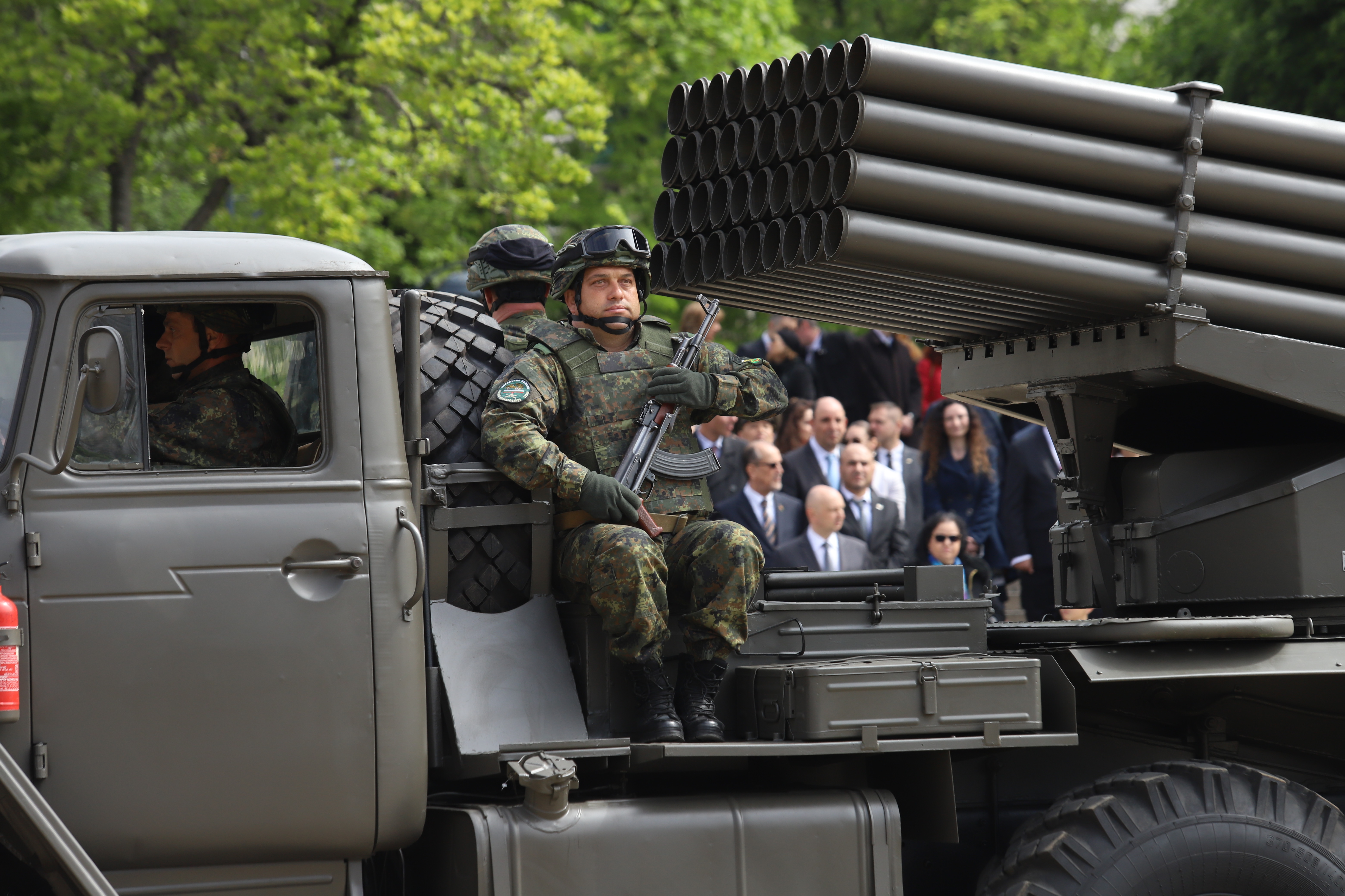 На площада <strong>преминаха 62 верижни и колесни бойни машини</strong> на Сухопътните войски, зенитно-ракетните формирования на Военновъздушните сили, Съвместното командване на специалните операции, служба „Военна полиция“ и Командването за логистична поддръжка.