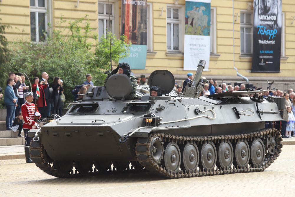 На площада <strong>преминаха 62 верижни и колесни бойни машини</strong> на Сухопътните войски, зенитно-ракетните формирования на Военновъздушните сили, Съвместното командване на специалните операции, служба „Военна полиция“ и Командването за логистична поддръжка.