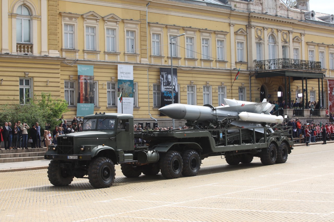 <p>Денят на храбростта и празник на Българската армия се отбелязва с водосвет на бойните знамена и знамената светини, и военен парад.</p>