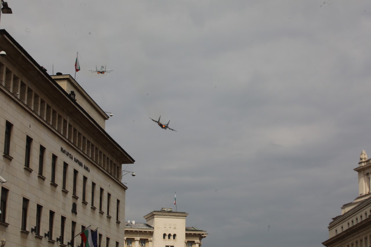 <p>Денят на храбростта и празник на Българската армия се отбелязва с водосвет на бойните знамена и знамената светини, и военен парад.</p>