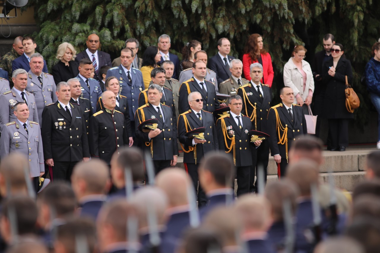 <p>Денят на храбростта и празник на Българската армия се отбелязва с водосвет на бойните знамена и знамената светини, и военен парад.</p>