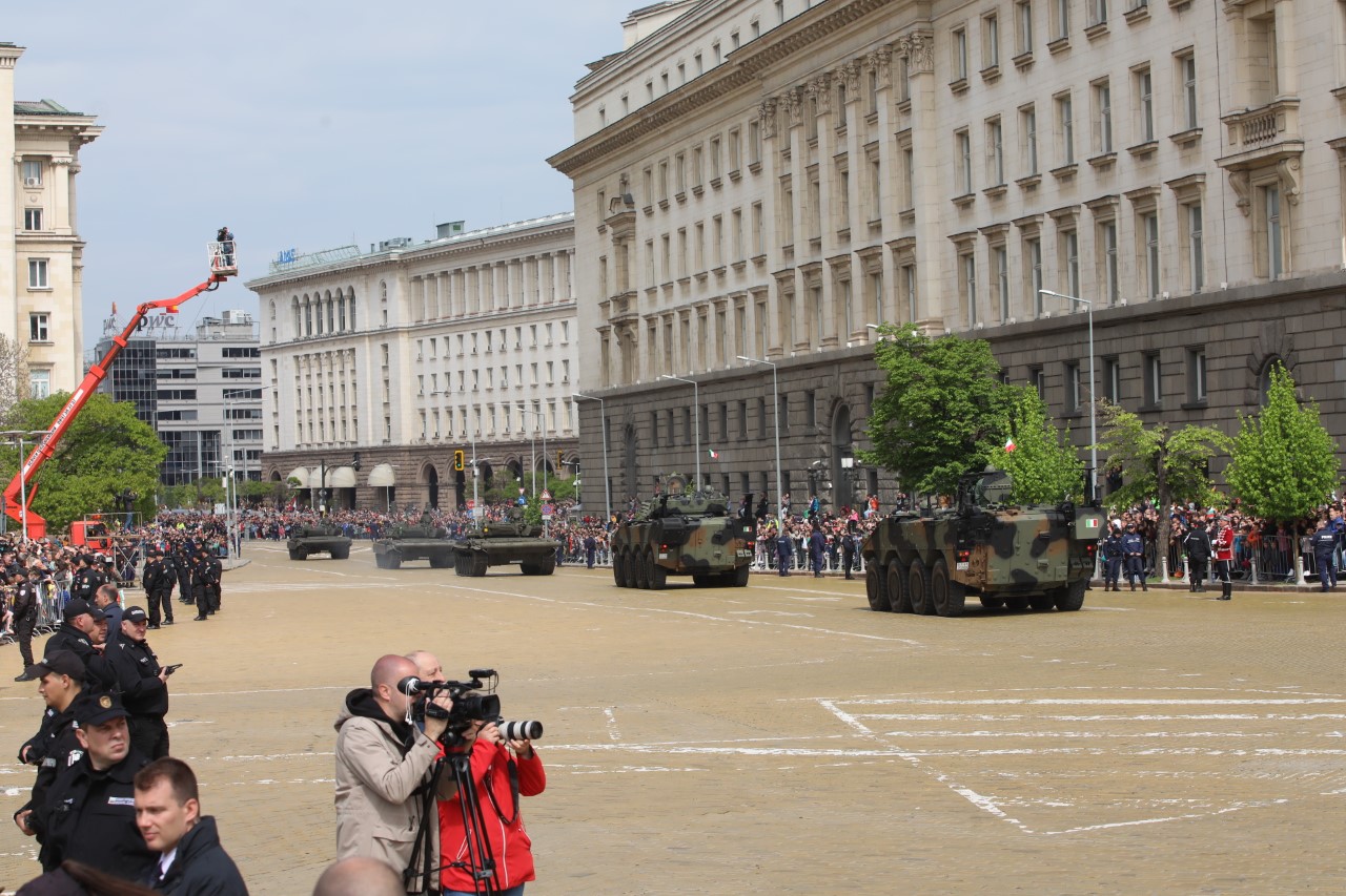 <p>Денят на храбростта и празник на Българската армия се отбелязва с водосвет на бойните знамена и знамената светини, и военен парад.</p>