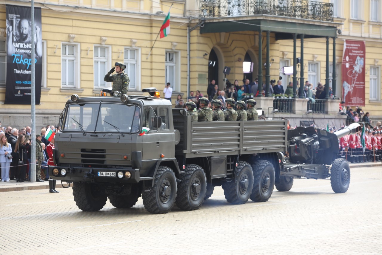 <p>Денят на храбростта и празник на Българската армия се отбелязва с водосвет на бойните знамена и знамената светини, и военен парад.</p>