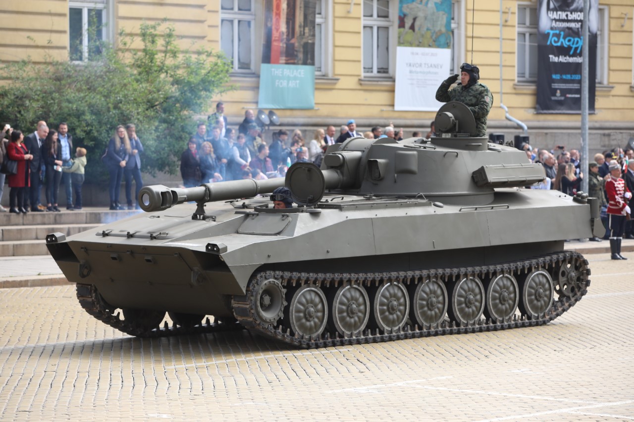 <p>Денят на храбростта и празник на Българската армия се отбелязва с водосвет на бойните знамена и знамената светини, и военен парад.</p>