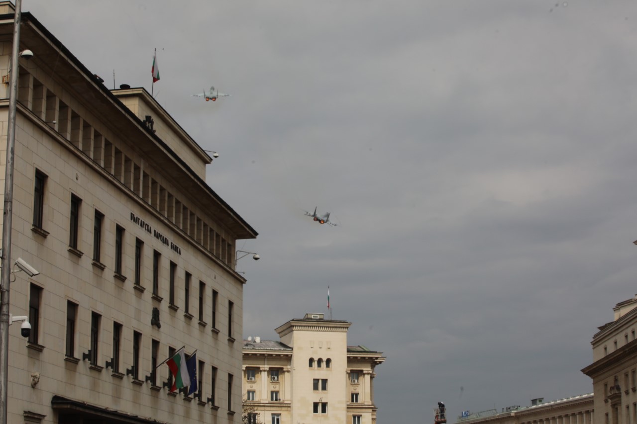 <p>Денят на храбростта и празник на Българската армия се отбелязва с водосвет на бойните знамена и знамената светини, и военен парад.</p>
