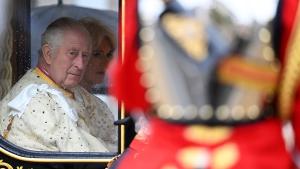 Крал Чарлз Трети и кралица Камила напуснаха Бъкингамския дворец със