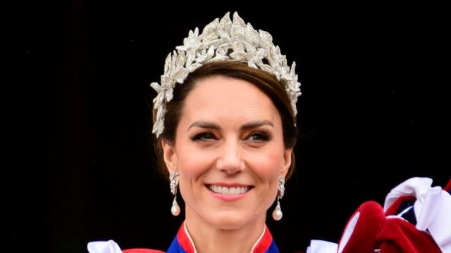 Ослепителна принцеса: Кейт Мидълтън сияе в зашеметяваща рокля на коронацията (СНИМКИ)