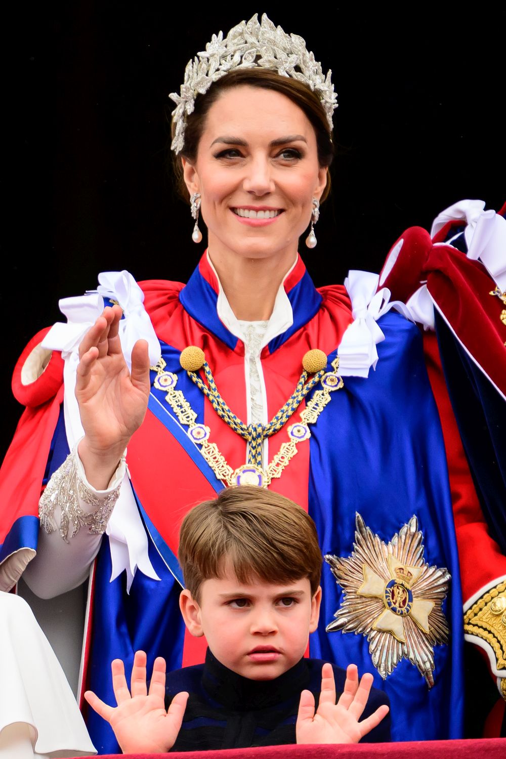 Принцесата на Уелс пристигна в ослепителна рокля на Alexander McQueen в цвят слонова кост на коронацията на краля заедно с принц Уилям днес. 