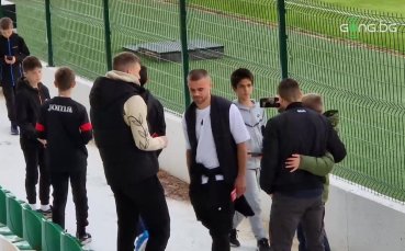 Деца се снимат за спомен с Вуцов, Добрев и Кирилов