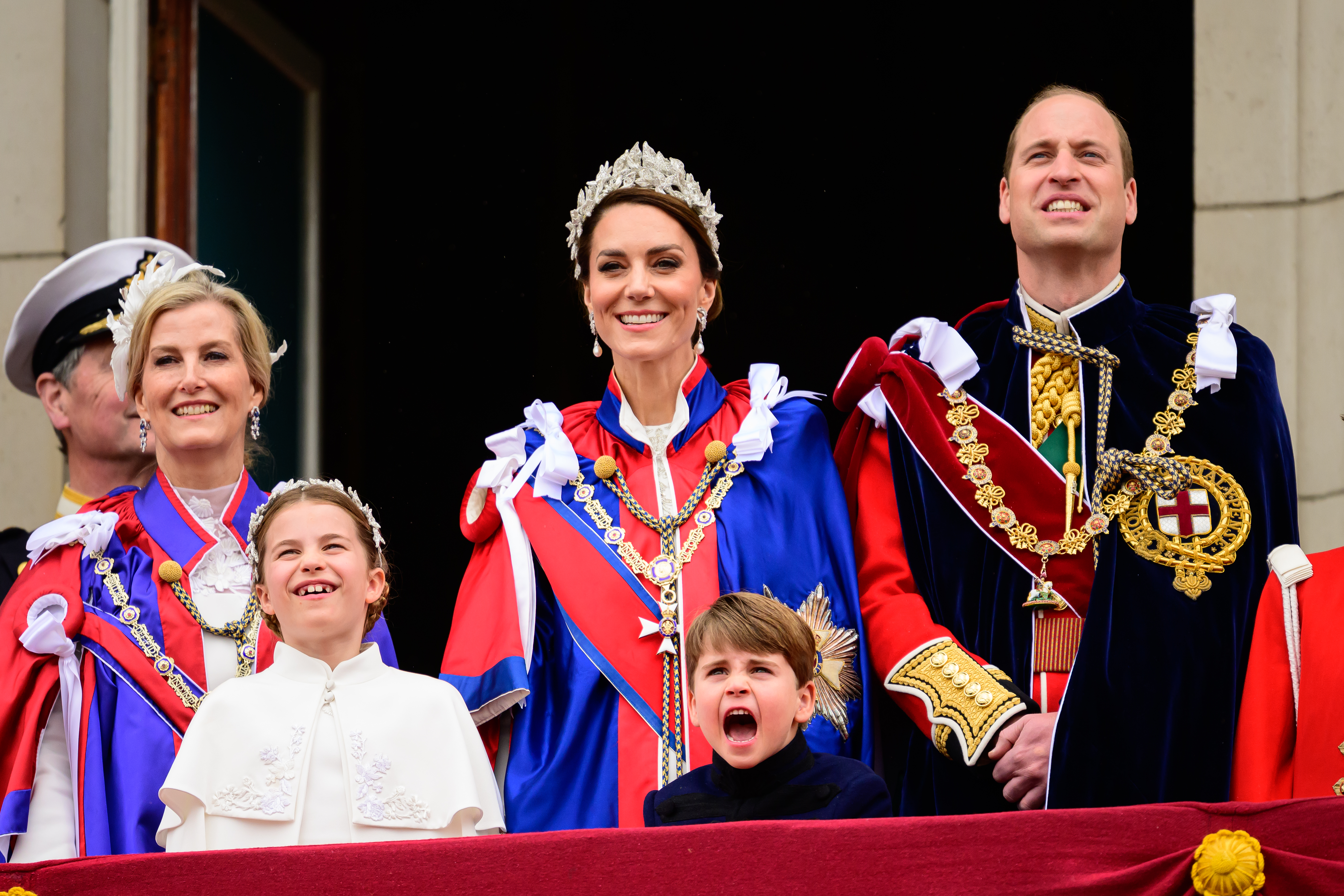<p>Церемонията по коронацията на крал Чарлз Трети и съпругата му, кралица Камила, безспорно насочи вниманието на всички върху кралската двойка. Някой обаче все пак успя &quot;да открадне шоуто им&quot; и това беше 5-годишният Луи, най-малкото дете на престолонаследника принц Уилям и съпругата му Катрин.</p>