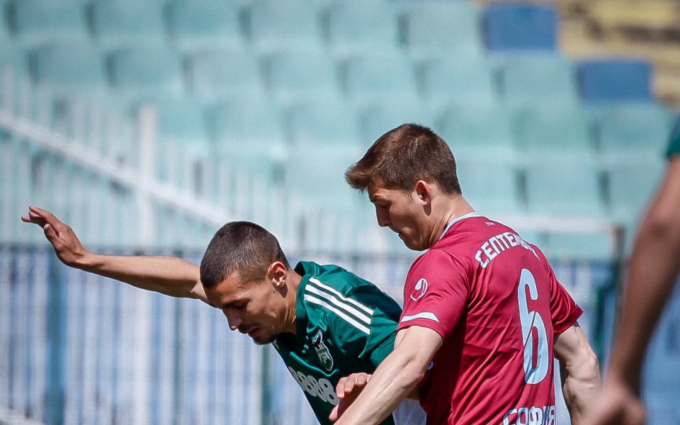 Септември и Пирин играят при резултат 0:0 на стадион Васил Левски в