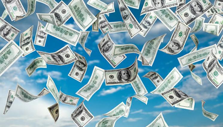 пари - ДЪЖД ОТ ПАРИ: Инфлуенсър хвърли милион от хеликоптер (ВИДЕО)