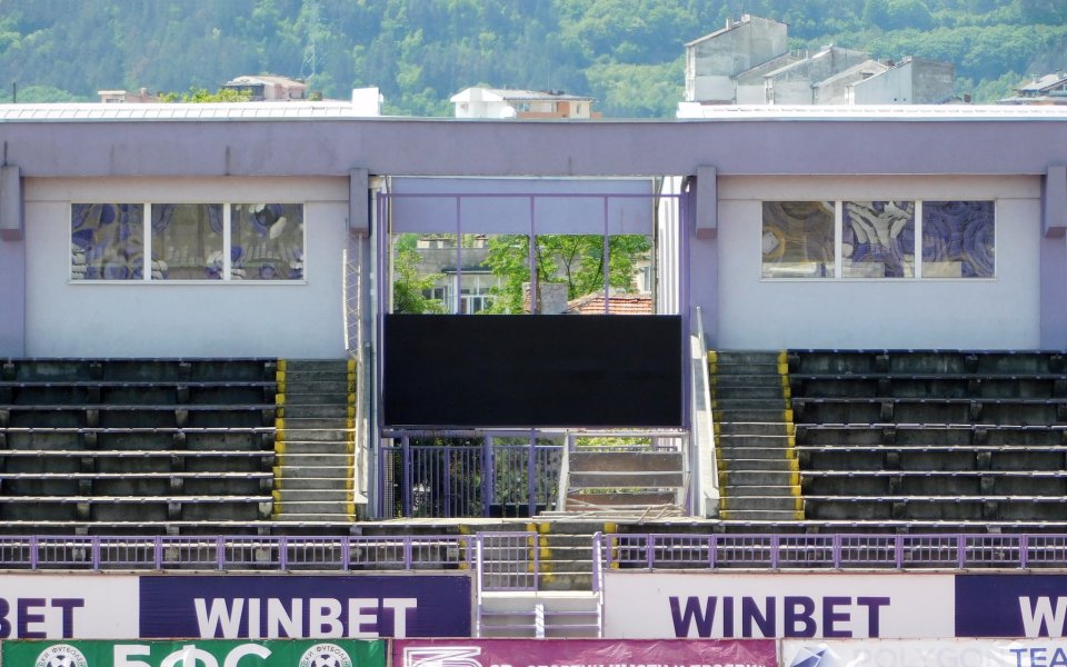 От Етър се похвалиха, че на стадион “Ивайло започна поставянето