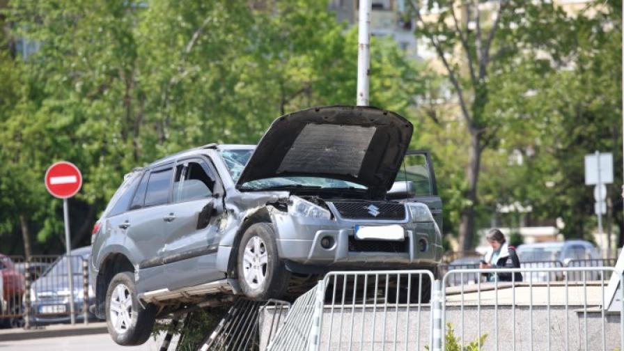 Джипът, "качил се" върху оградата на метрото, бил ударен от друга кола, минала на червено