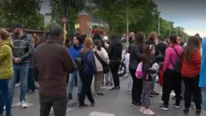 Хора които живеят в близост до булевард Сливница се събраха на протест в