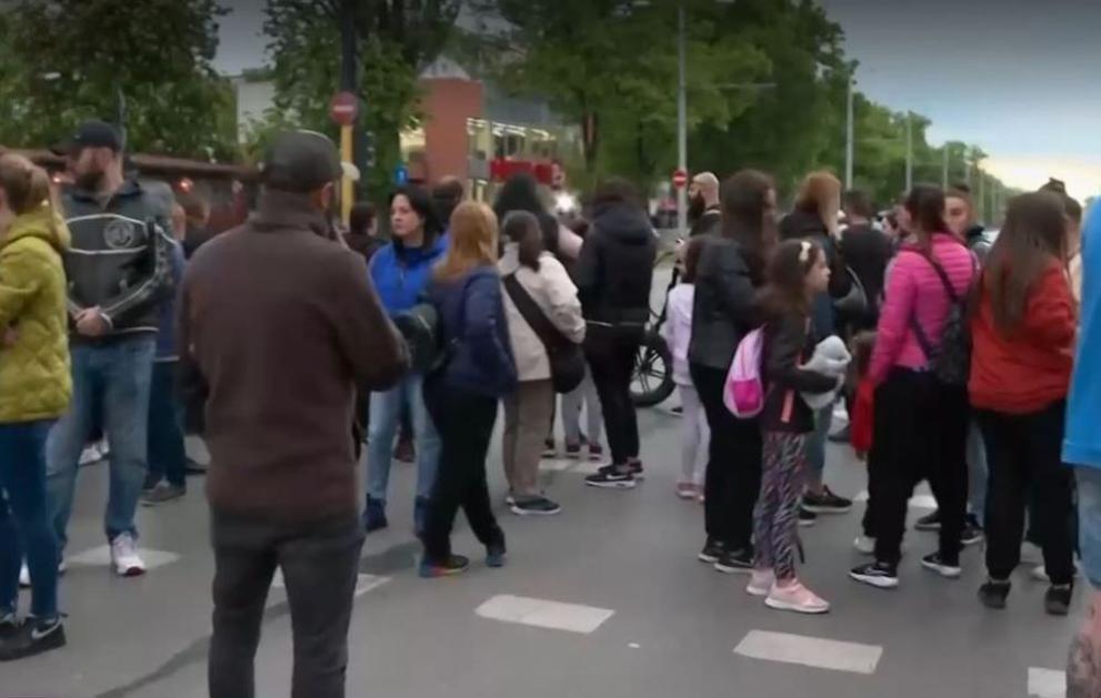 Хора, които живеят в близост до булевард Сливница, се събраха на протест в