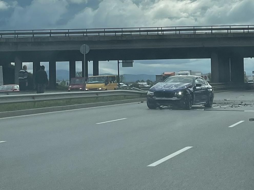 Катастрофа е станала на Ботевградско шосе на излизане от София,