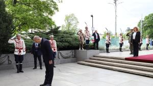 Президентът Румен Радев и вицепрезидентът Илияна Йотова положиха венец пред