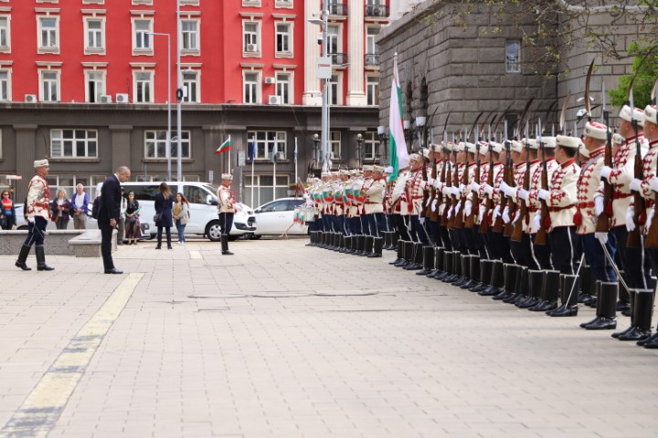 <p>Държавният глава Румен Радев и вицепрезидентът Илияна Йотова присъстваха на церемония по издигането на знамето на Европейския съюз пред президентската институция. Преди нея президентът прие почетния караул на Националната гвардейска част</p>