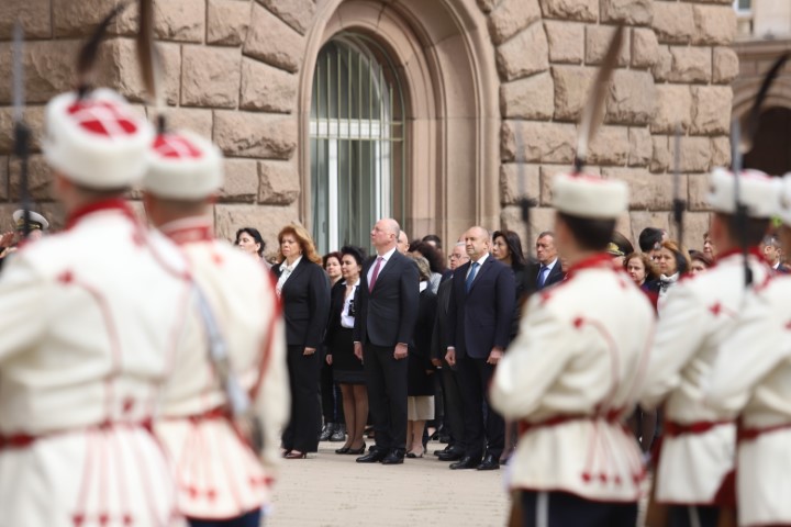 <p>Държавният глава Румен Радев и вицепрезидентът Илияна Йотова присъстваха на церемония по издигането на знамето на Европейския съюз пред президентската институция. Преди нея президентът прие почетния караул на Националната гвардейска част</p>