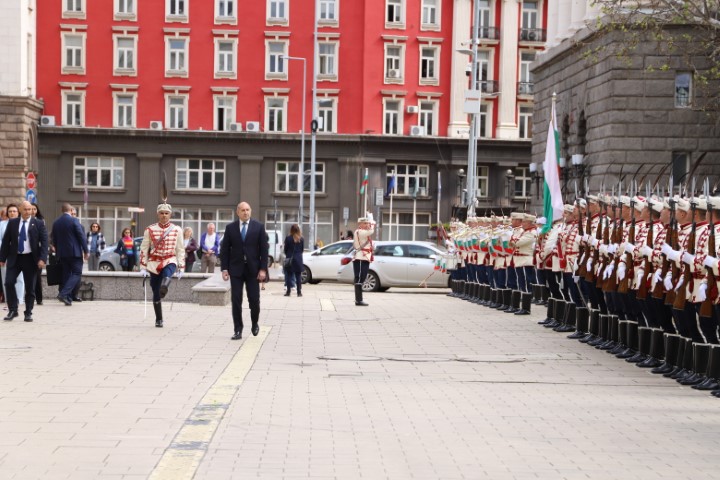 <p>Държавният глава Румен Радев и вицепрезидентът Илияна Йотова присъстваха на церемония по издигането на знамето на Европейския съюз пред президентската институция. Преди нея президентът прие почетния караул на Националната гвардейска част</p>