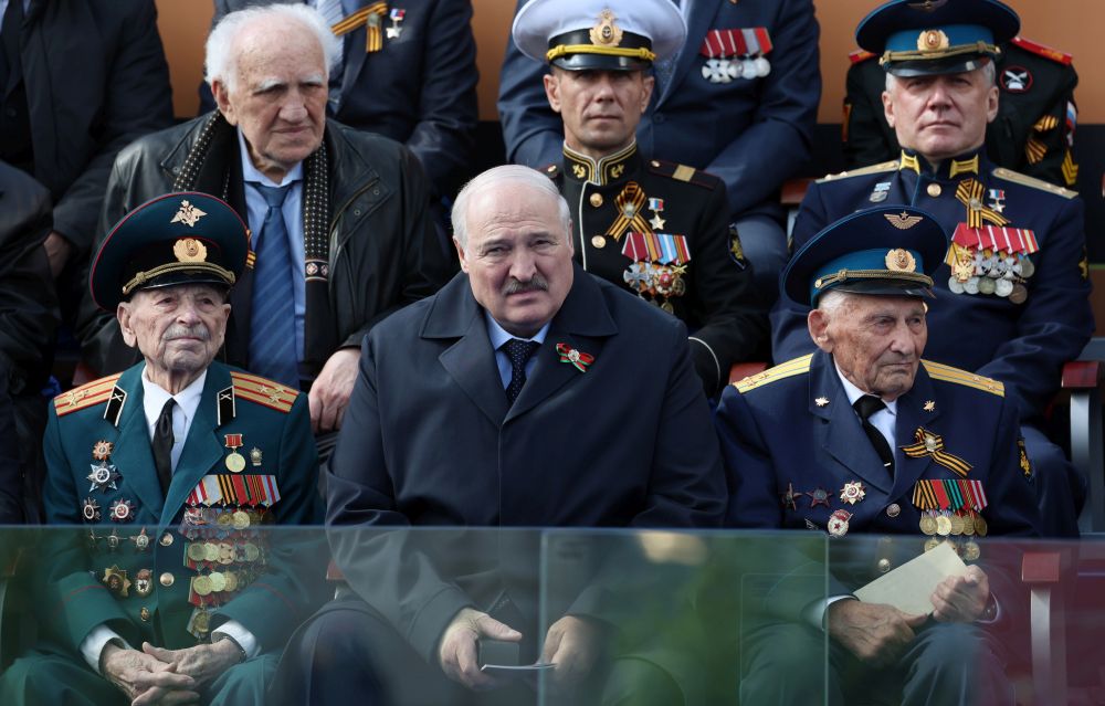 <strong>На централния подиум са</strong> руският президент Владимир Путин, лидерите на Армения, Беларус, Казахстан, Киргизстан, Таджикистан, Туркменистан и Узбекистан - Никол Пашинян, Александър Лукашенко, Касим-Жомарт Токаев, Садир Джапаров, Емомали Рахмон, Сердар Бердимухамедов и Шавкат Мирзийоев, като както и ветерани и гости на събитието.