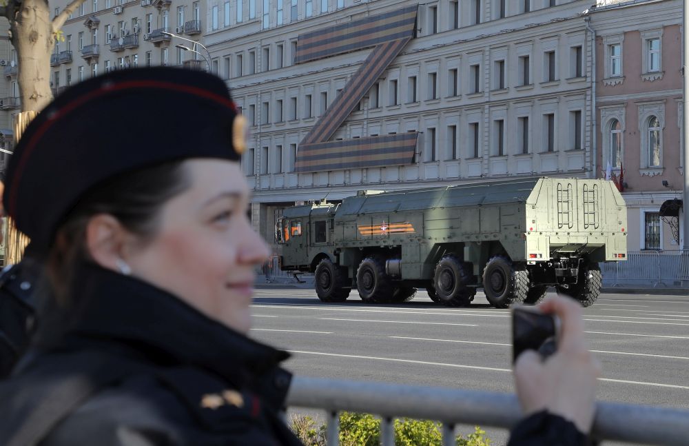 <strong>Група знаменосци изнесоха флага на Русия </strong>и <strong>Знамето на победата на Червения площад</strong>, издигнато над Райхстага от войници от 150-та Идрицкая дивизия през 1945 г.